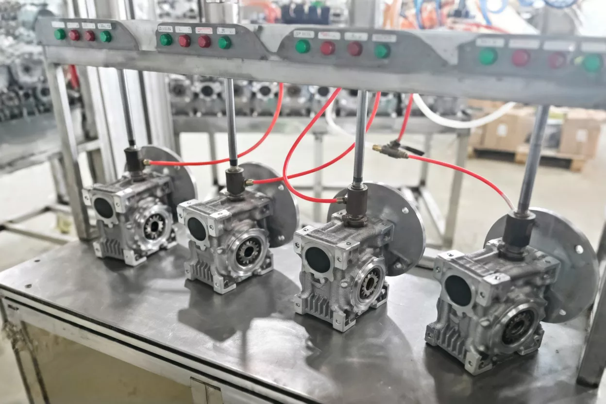 worm gearbox assembly and run-in testing for conveyor system quality assurance